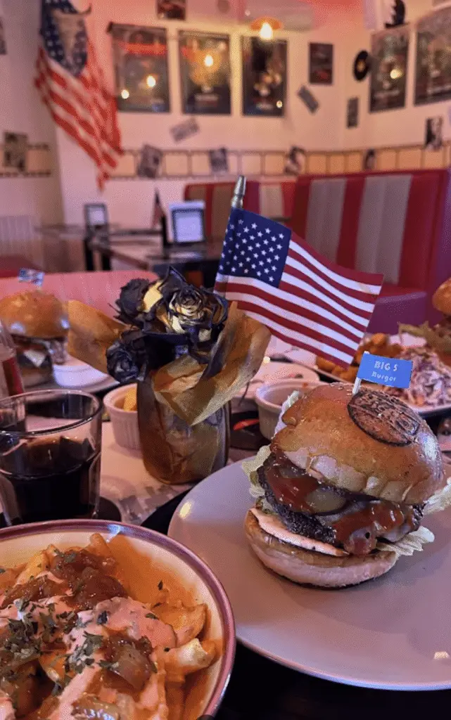 Burger decorat cu steag american în restaurant