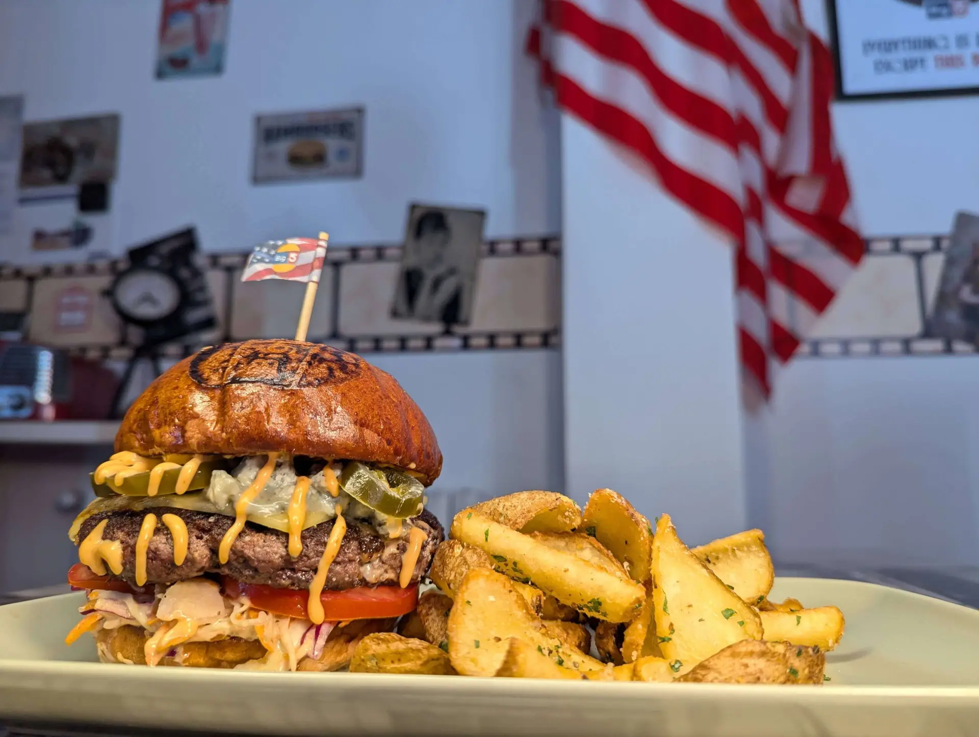 Burger american cu cartofi wedges