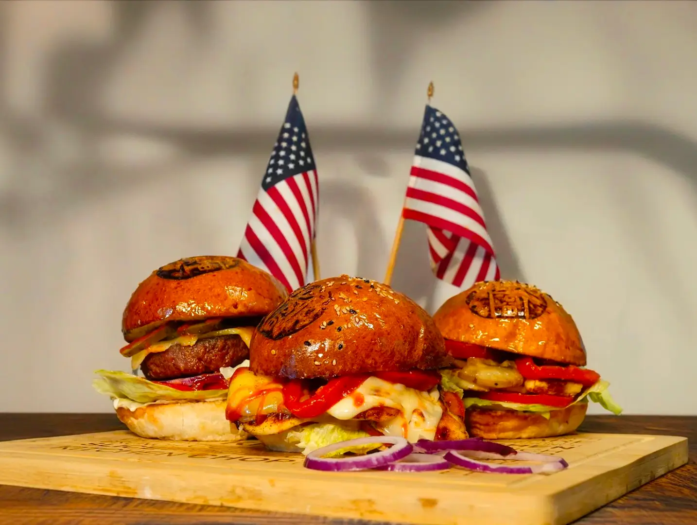 Burgeri delicioși cu steagul american pe fundal