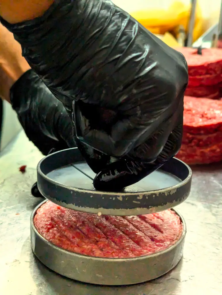 Interior bucătărie restaurant prepararea chiftelelor de carne pentru burgeri